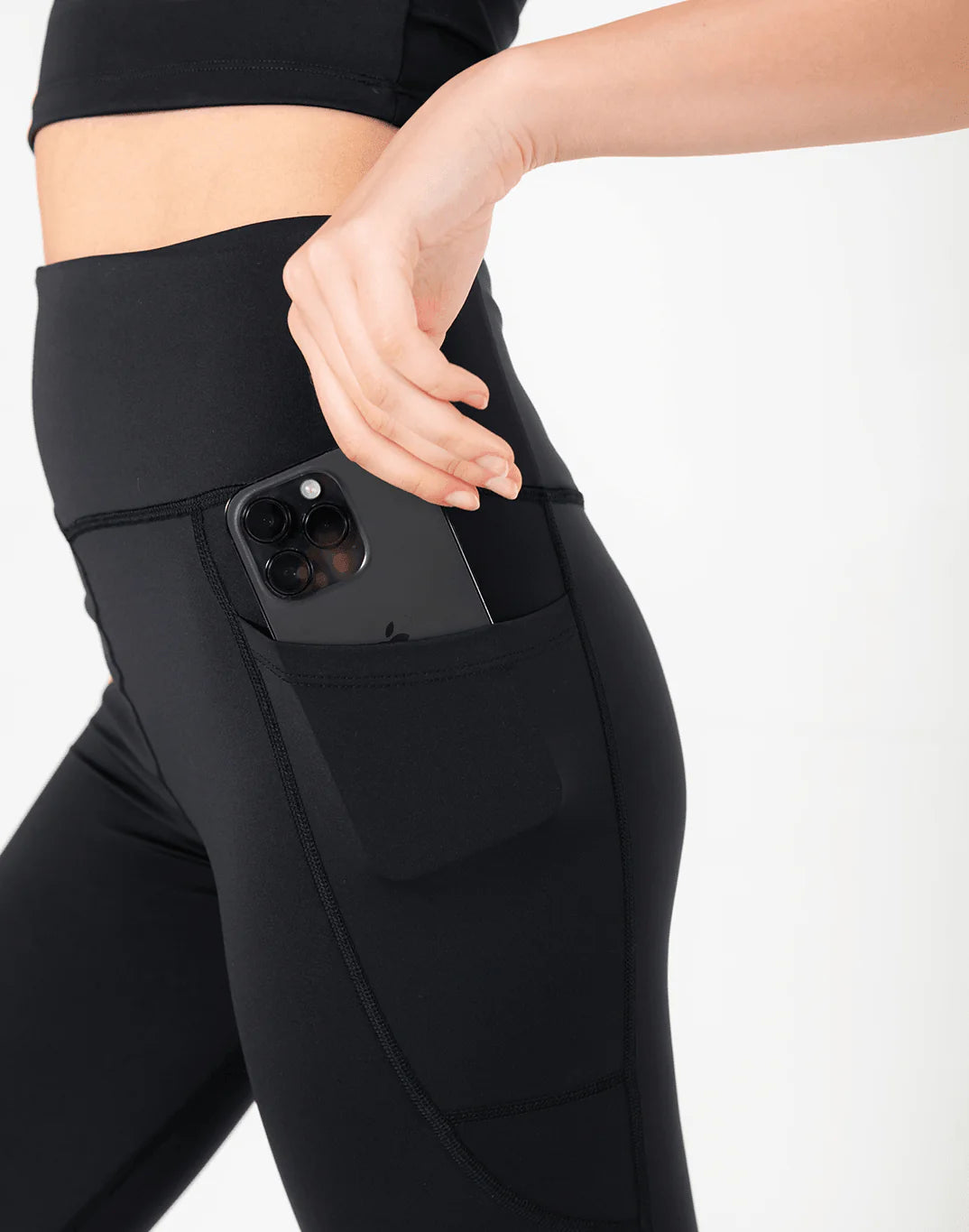 Relentless Legging in Black (7/8)