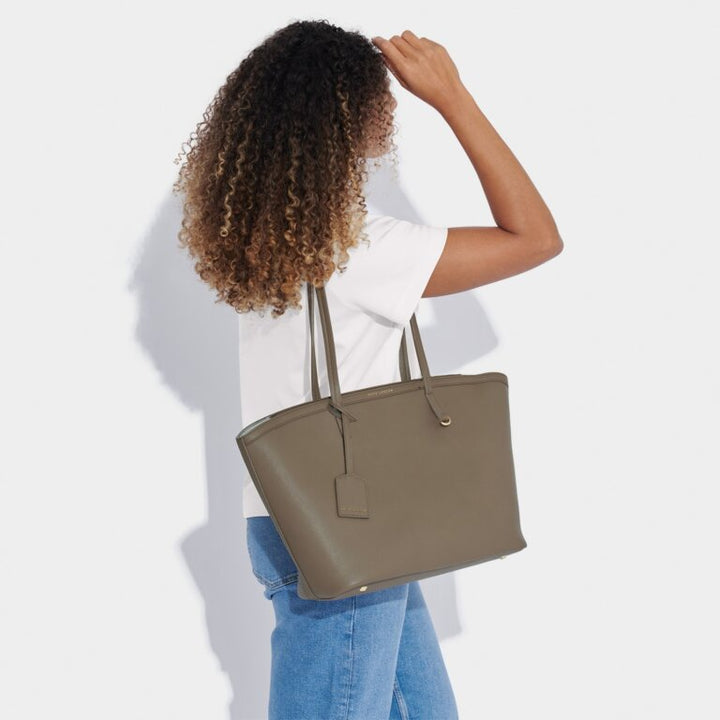 Travel tote in Mink