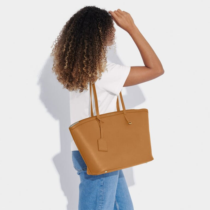 Travel tote in cognac
