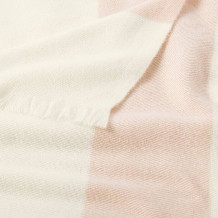 Blanket scarf in off white and pink 🩷