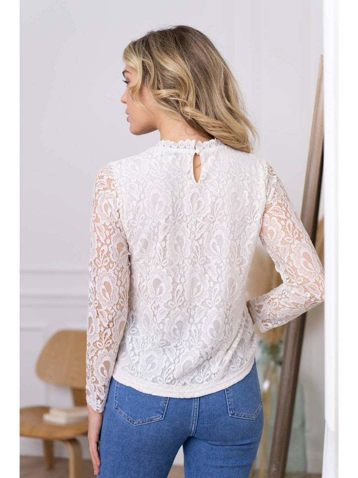 Cherry lace top in white 🤍