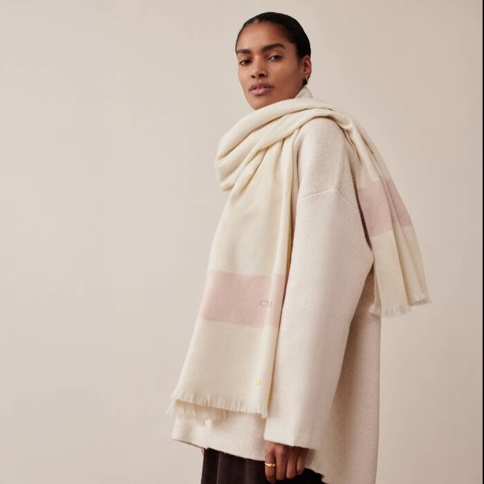 Blanket scarf in off white and pink 🩷