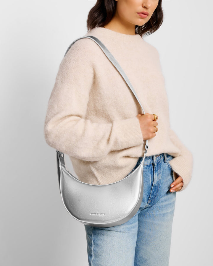 Amina patent cracke sling bag in silver