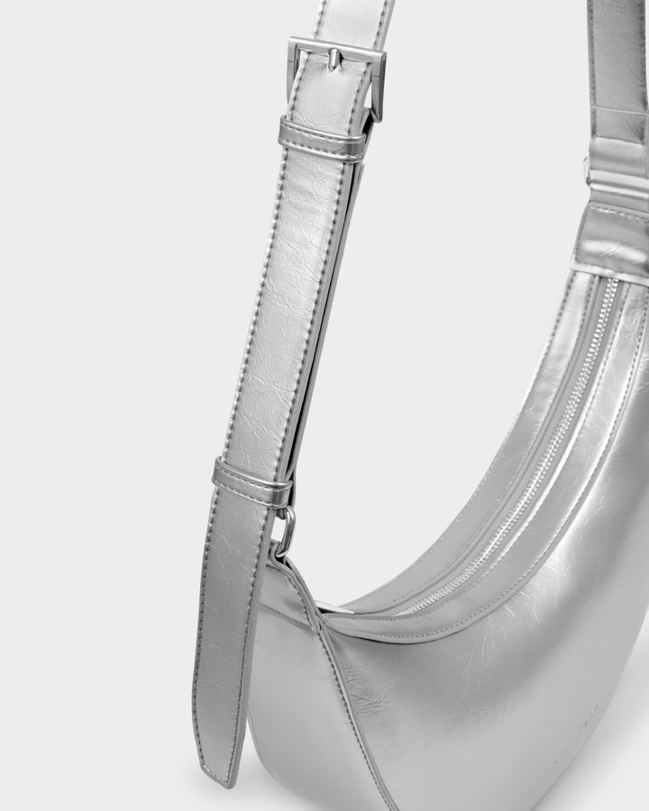 Amina patent cracke sling bag in silver