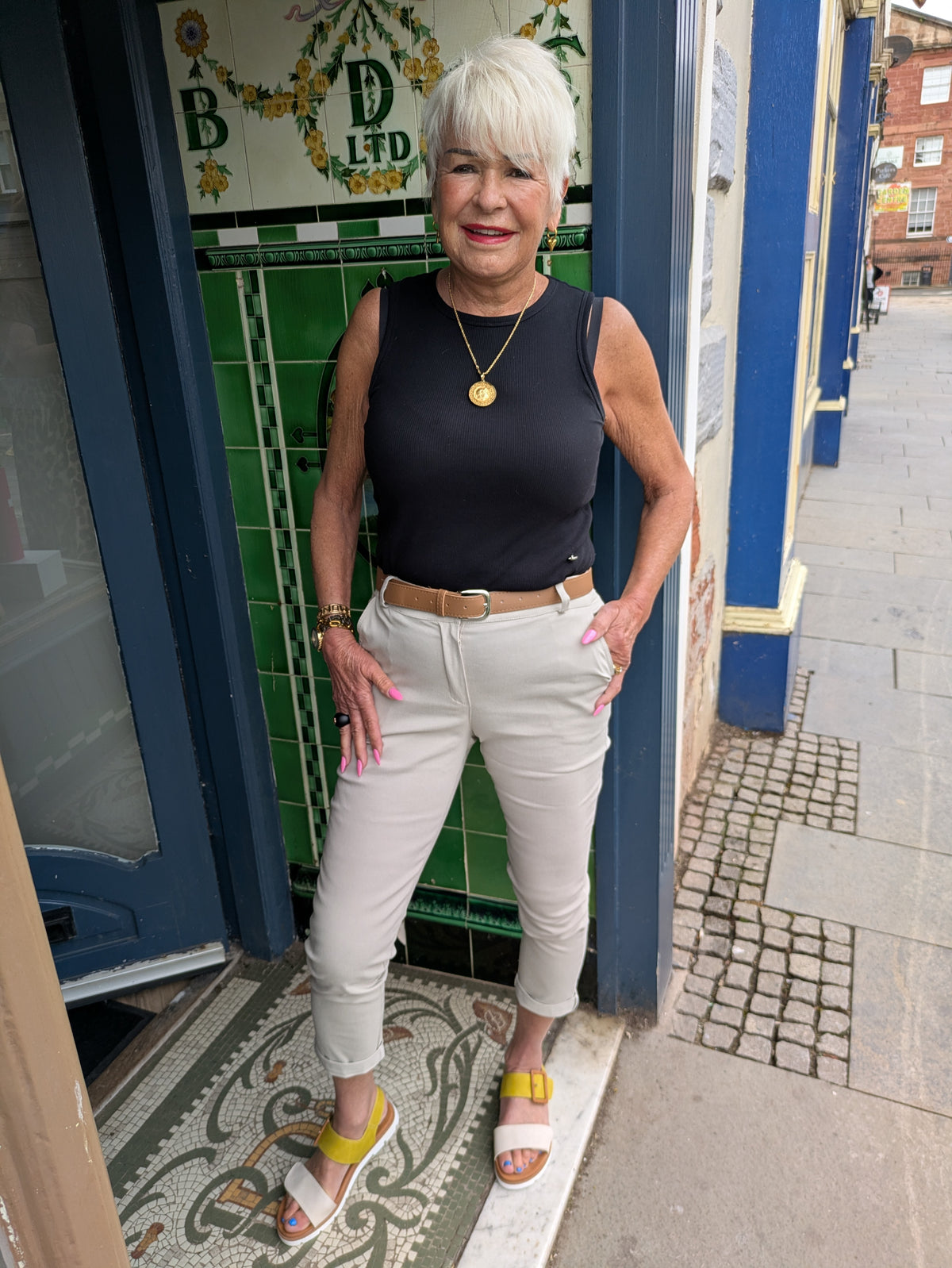Cropped trouser in Beige (sale)
